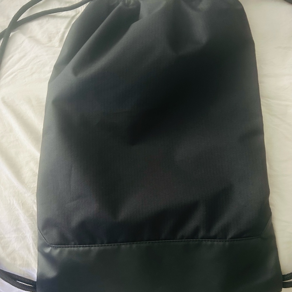 Nike Black and White Drawstring Backpack NWOT - Picture 2 of 3